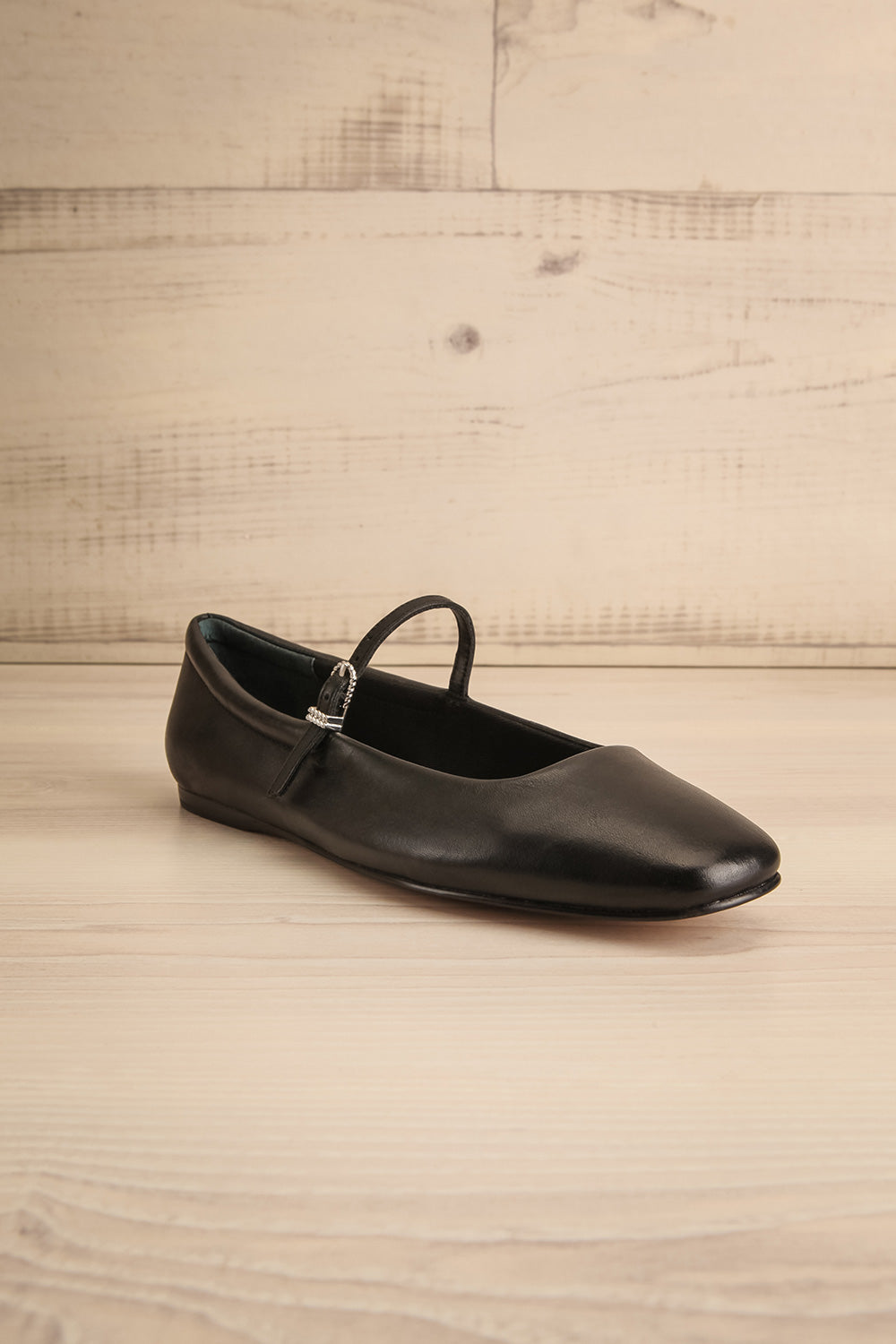 Reyes Black Flat Leather Ballerina | La petite garçonne 3/4 view