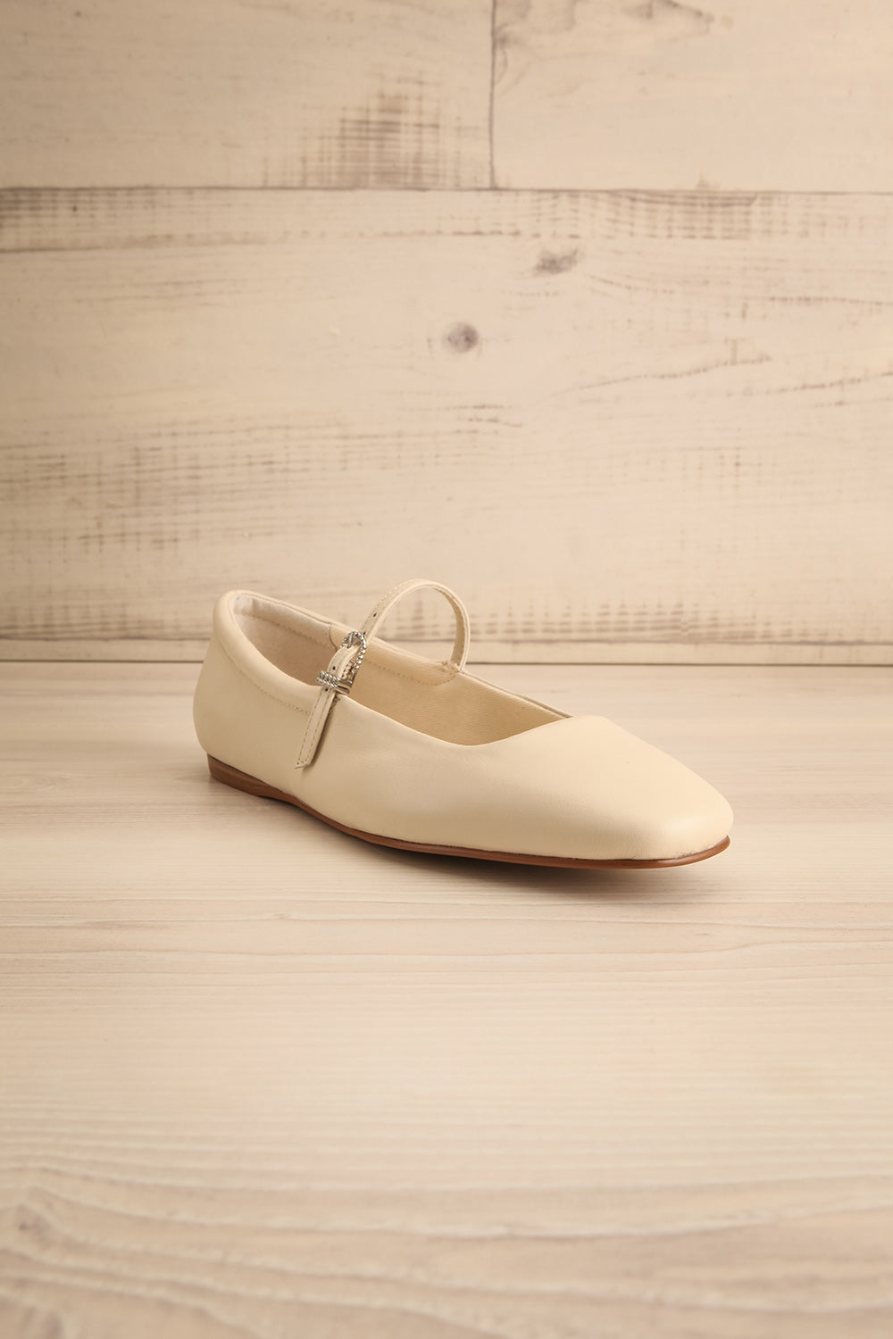 Reyes Ivory Flat Leather Ballerina | La petite garçonne 3/4 view