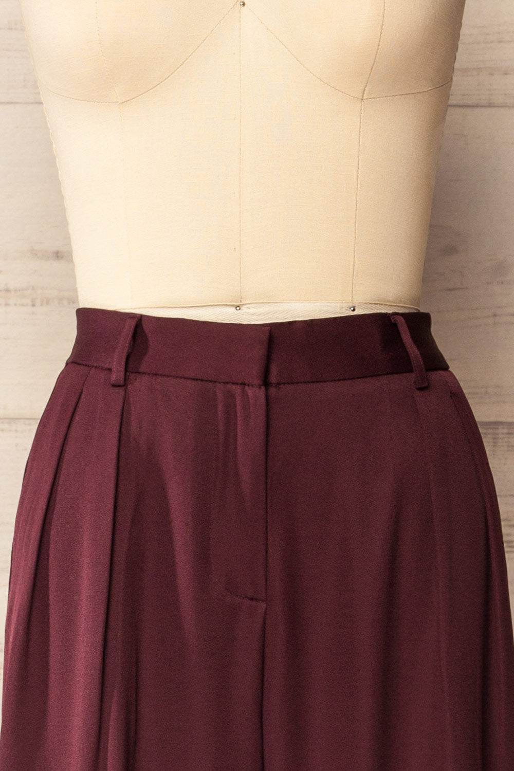 Rialto High-Waisted Pleated Burgundy Pants | La petite garçonne front