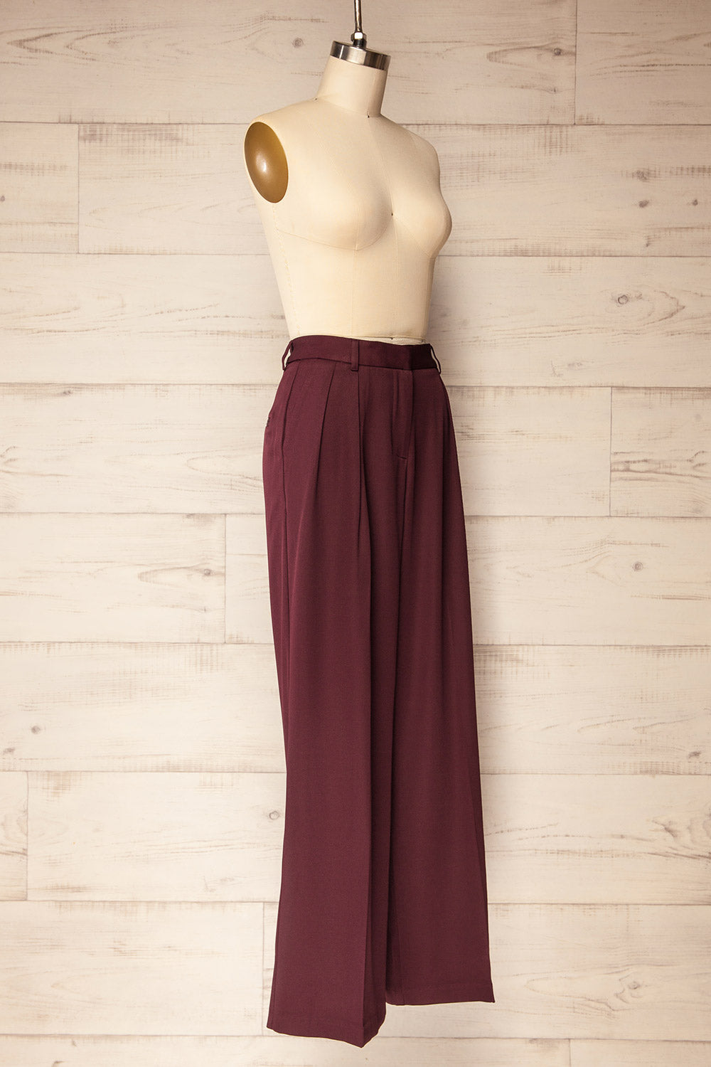 Rialto High-Waisted Pleated Burgundy Pants | La petite garçonne side view
