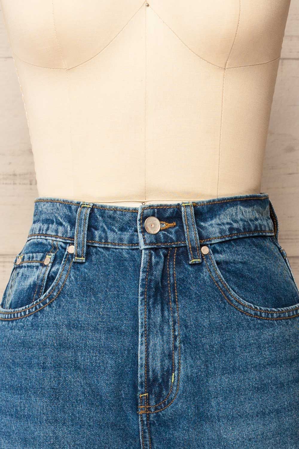 Riyadh Wide Leg Jeans | La petite garçonne front close-up