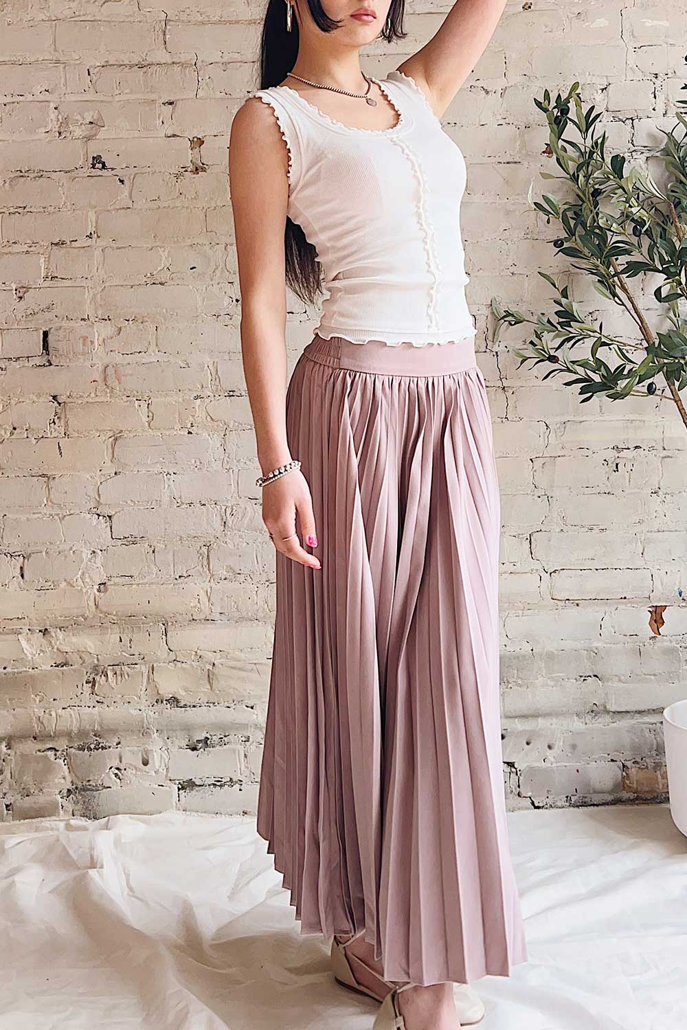 Langdon Taupe | Pleated Velvet Midi Skirt La Petite Garçonne model