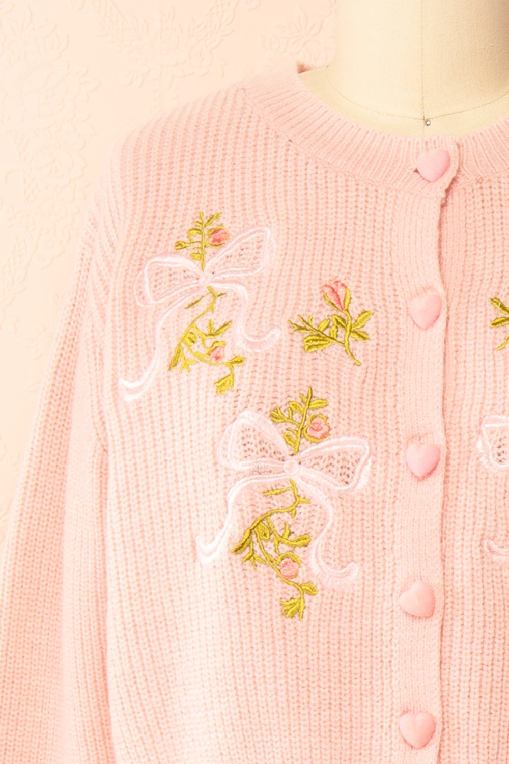 Rosaleen | Cardigan Rose Écourté en Tricot avec Boutons en Cœur