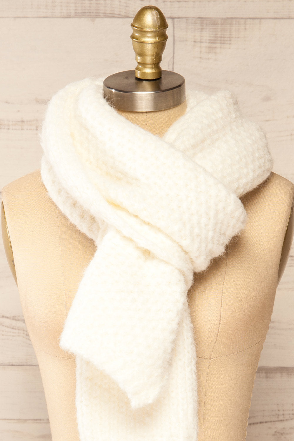 Samsun White Thick Soft Knit Scarf | La petite garçonne cross close-up