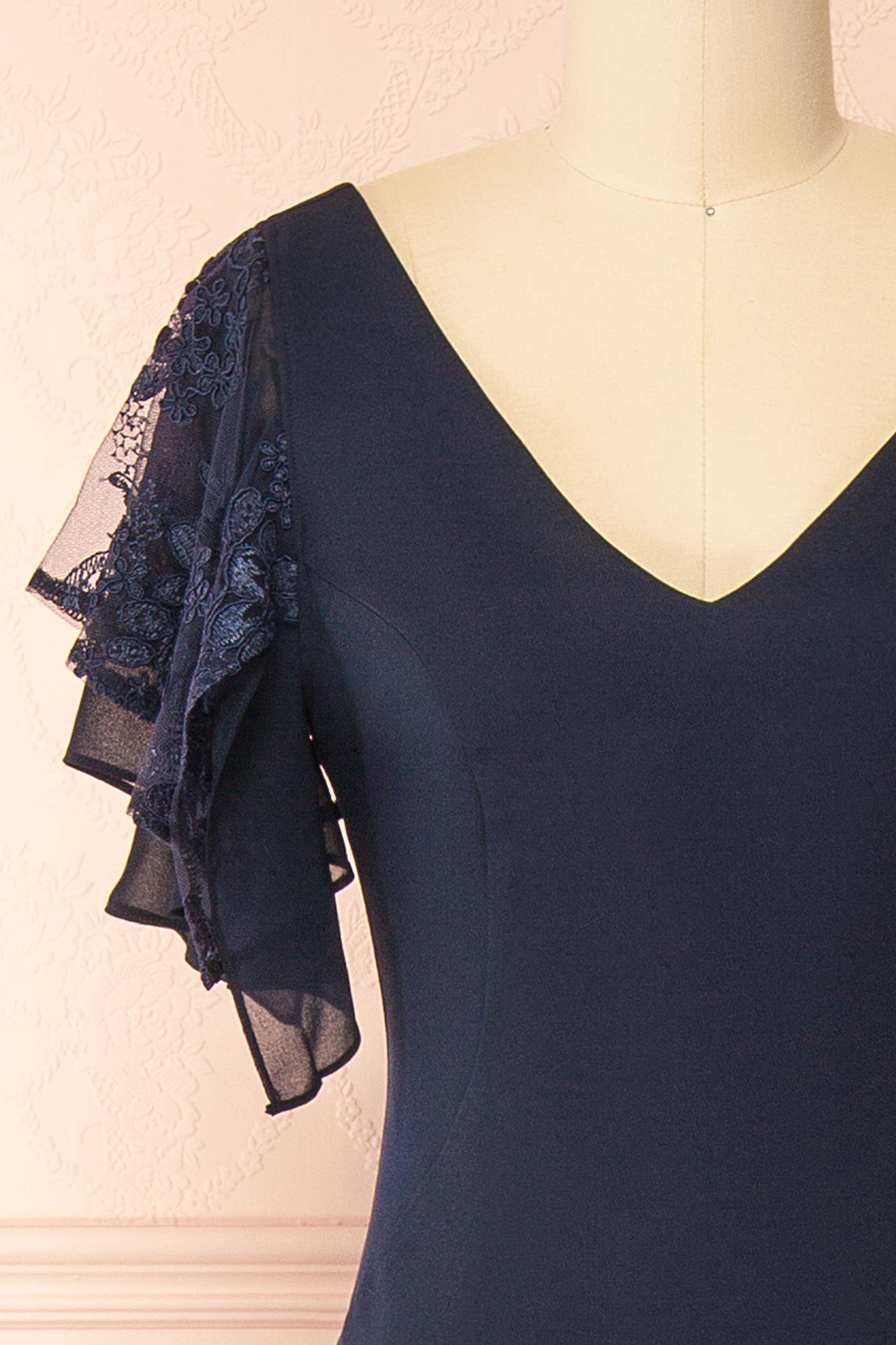 Seraphina Navy | Robe Maxi Sirène avec Manches Volantes en Dentelle par Arti Gogna