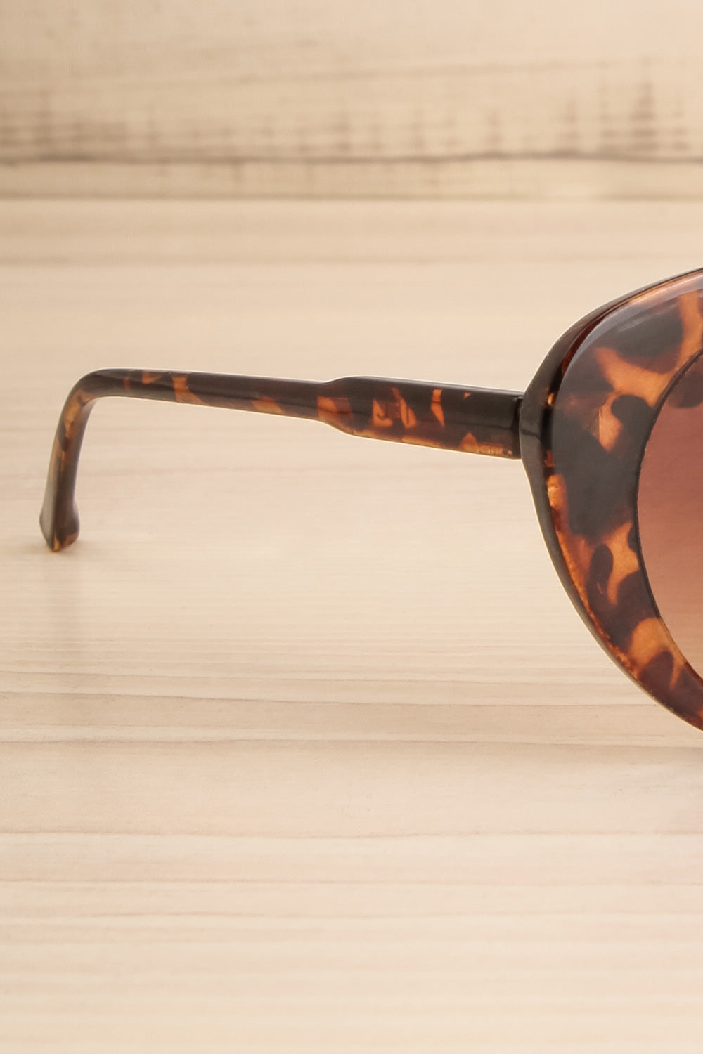 Shelly Tortoiseshell Cat-Eye Sunglasses | La petite garçonne side close-up