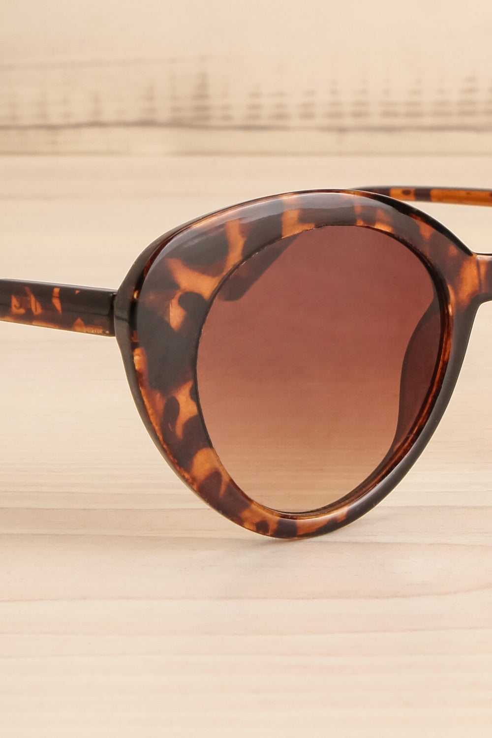 Shelly Tortoiseshell Cat-Eye Sunglasses | La petite garçonne side lcose-up
