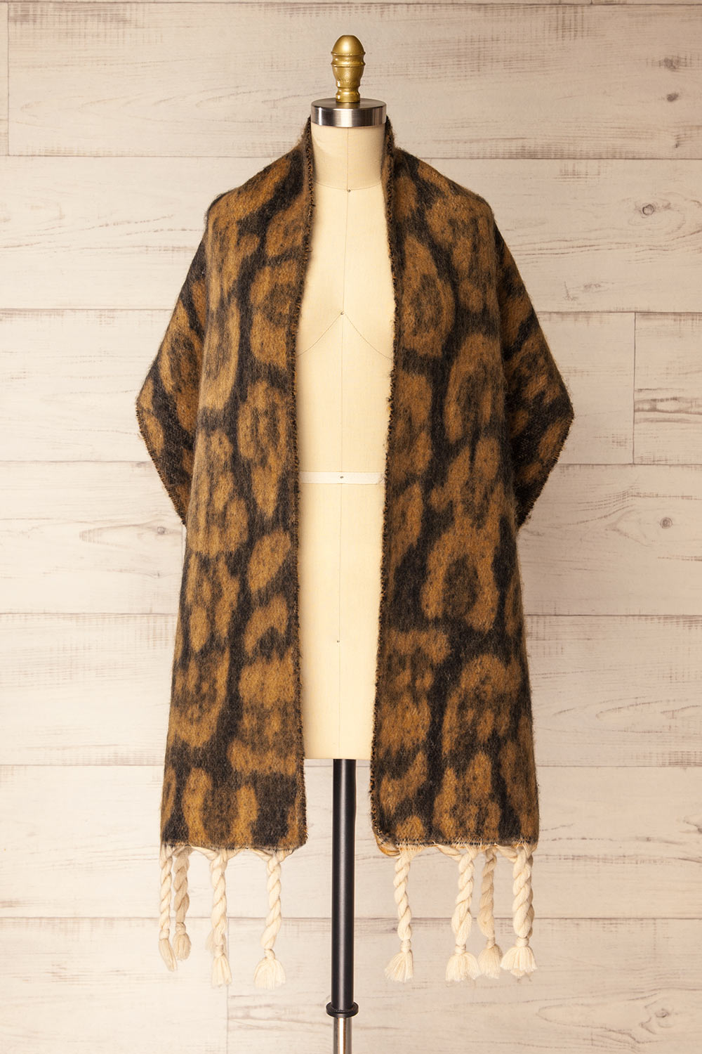 Sidhing Soft Knit Oversized Leopard Print Scarf | La petite garçonne shawl view