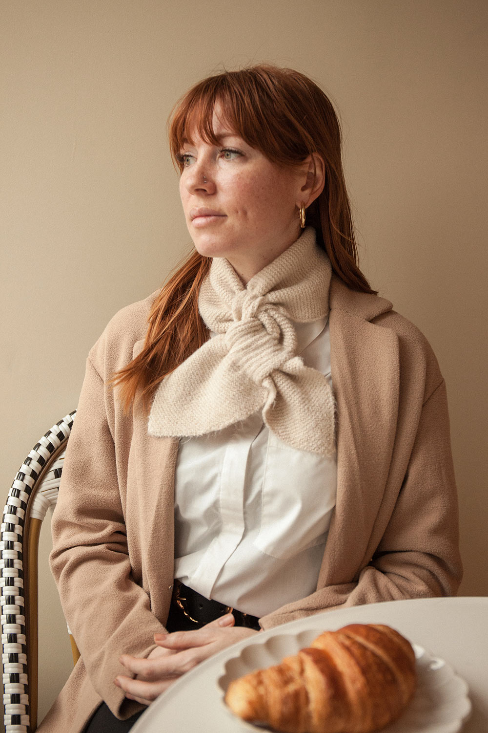 Terni Small Beige Knit Scarf | La petite garçonne model