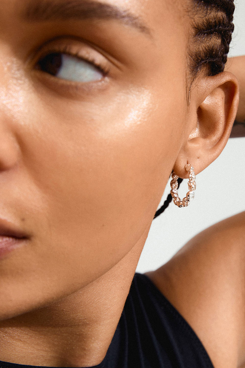 Tides Silver Textured Hoop Earrings | La petite garçonne model