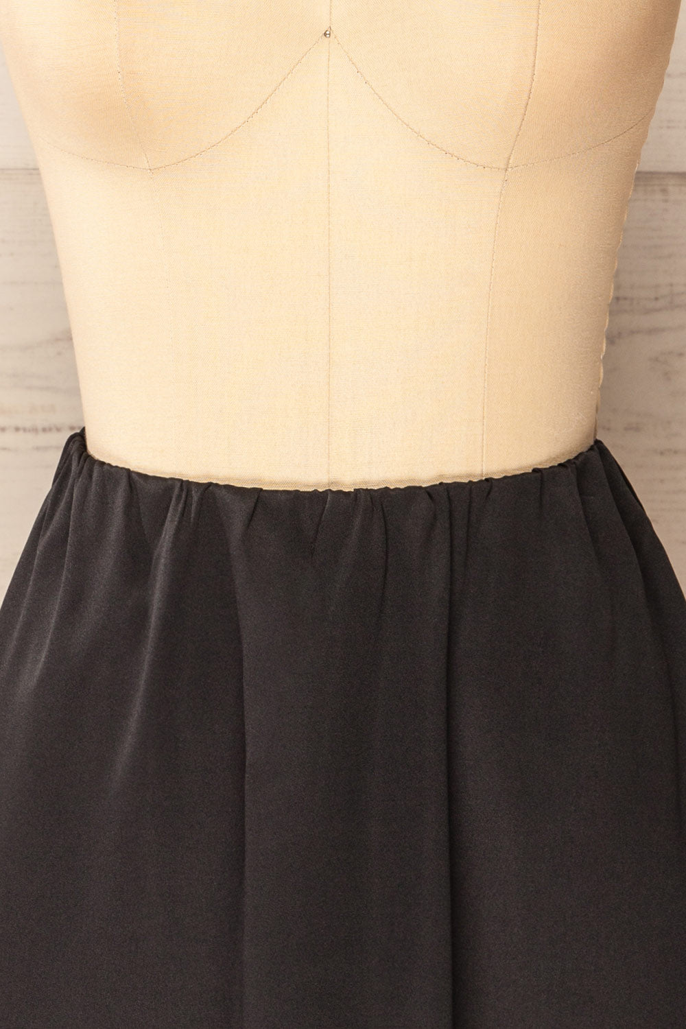 Tourcoing Short Black Skirt w/ Elastic Waist | La petite garçonne front close-up