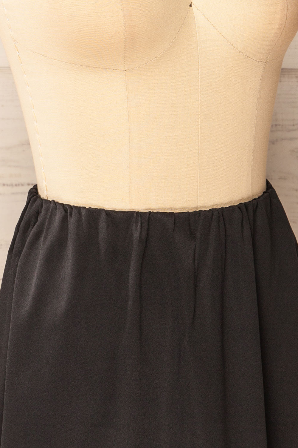 Tourcoing Short Black Skirt w/ Elastic Waist | La petite garçonne side close-up