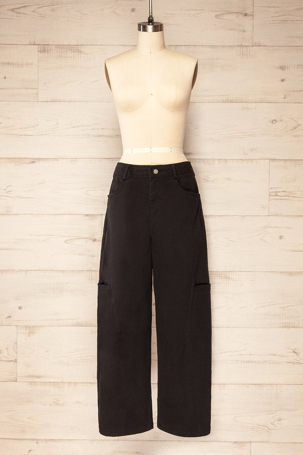 Trax Black Mid-Rise Cargo Pants | La petite garçonne front view