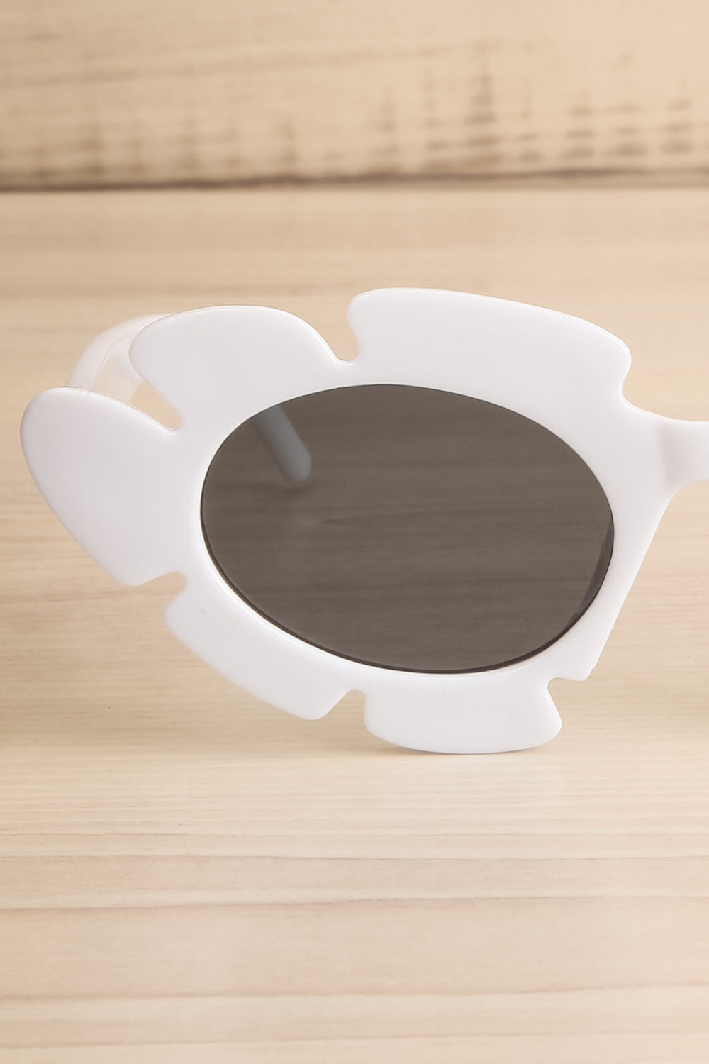 Trixie White Flower Sunglasses | La petite garçonne close-up