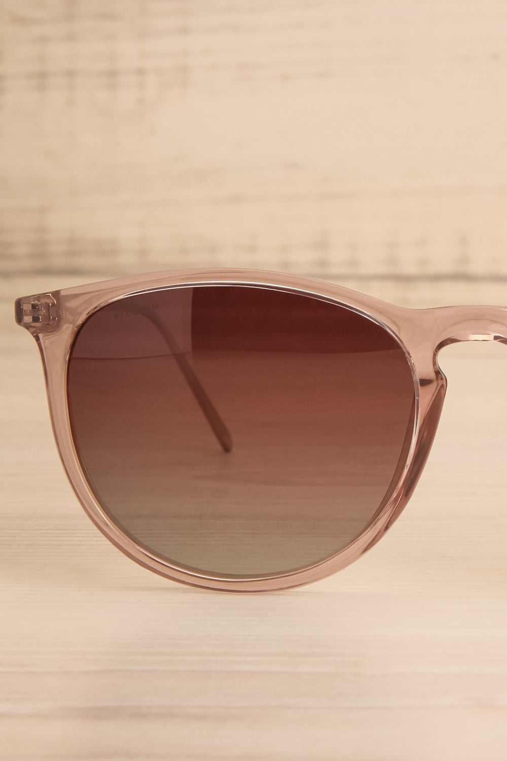 Vanilly Mauve Sunglasses with Gold-plated Details by Pilgrim | La petite garçonne close-up