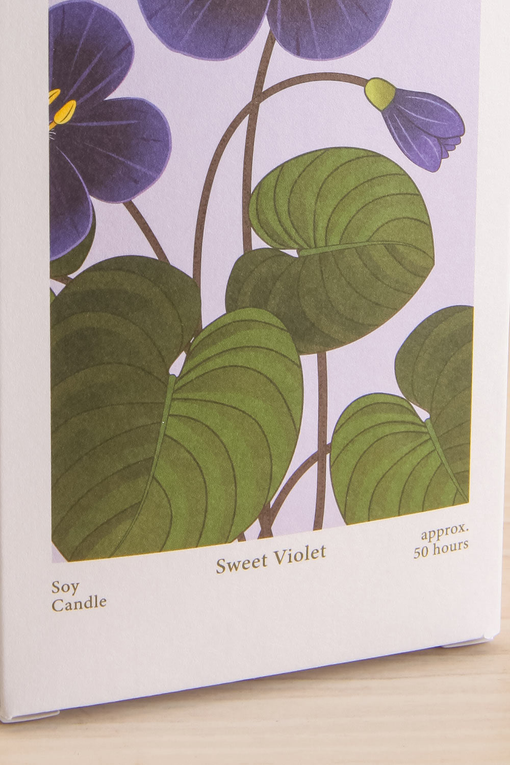 Sweet Violet Candle by Theorie Botanique | Maison garçonne box close-up