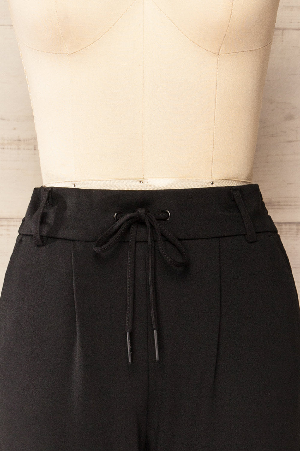 Warsaw Fitted Leg Jogger Pants | La petite garçonne front close-up
