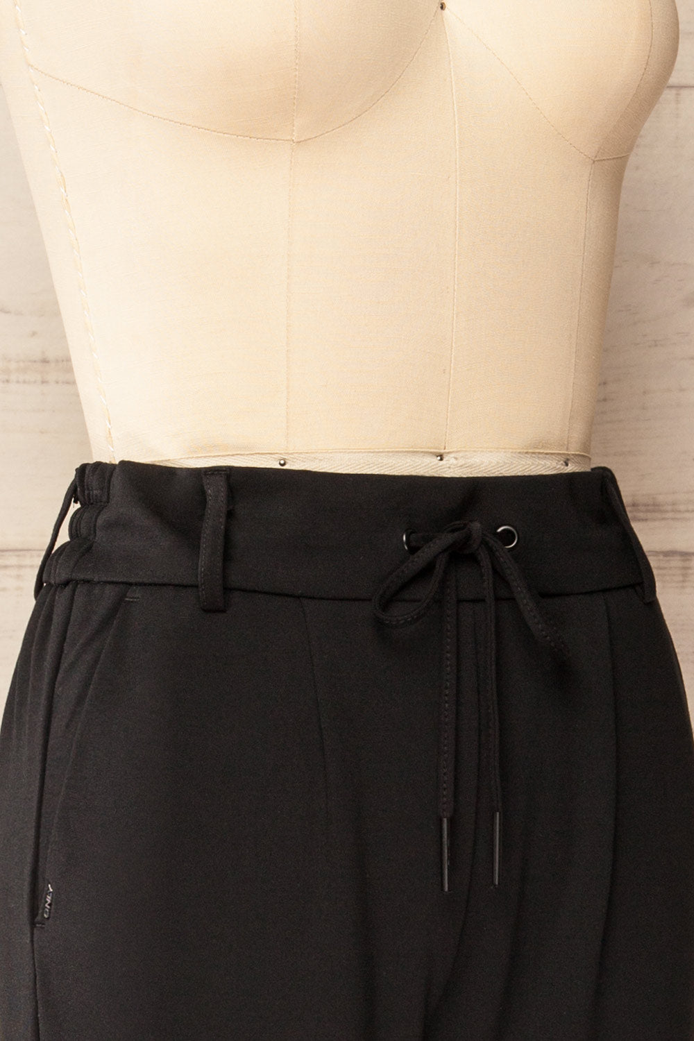 Warsaw Fitted Leg Jogger Pants | La petite garçonne side close-up