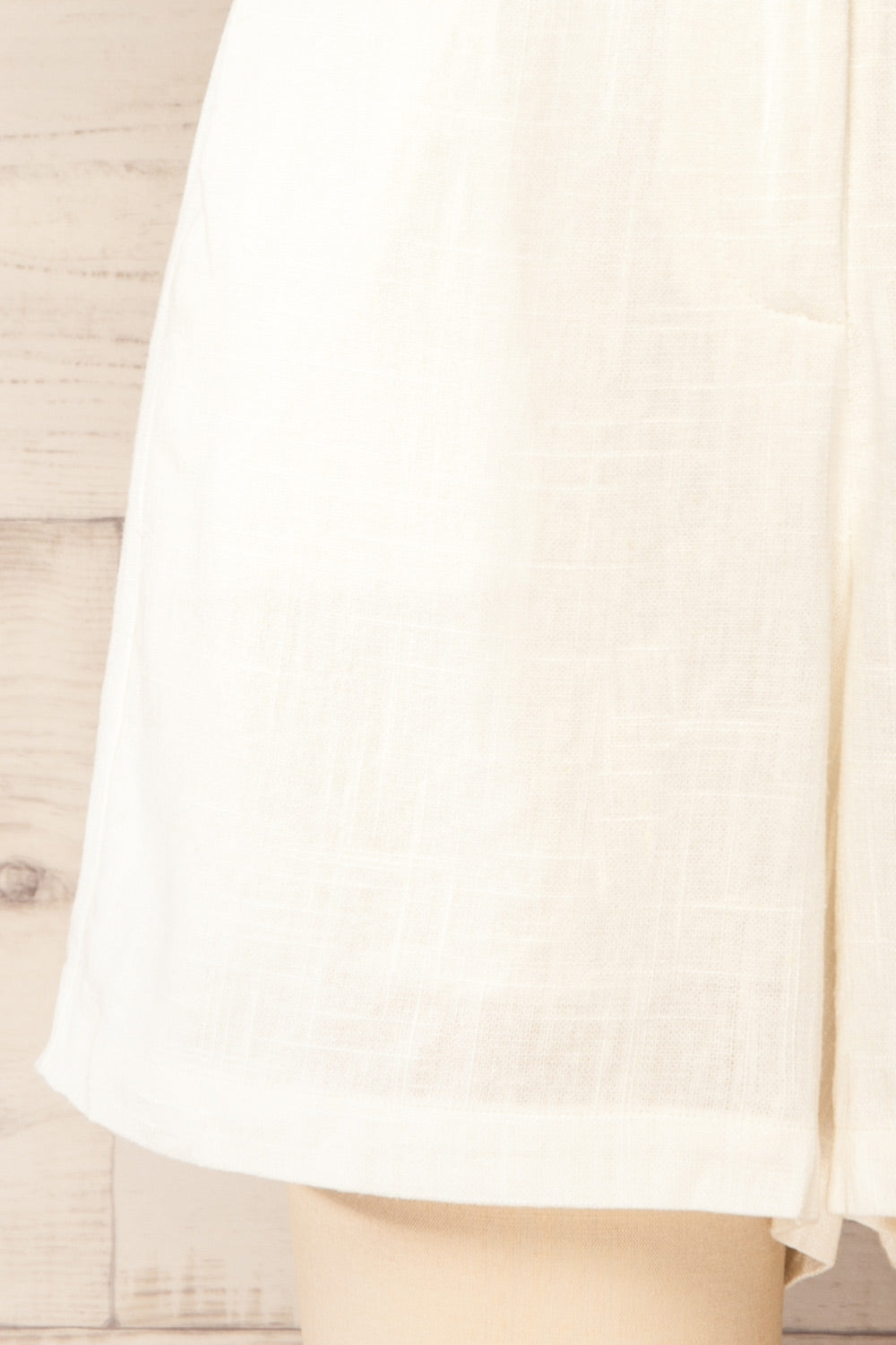 Wharfedale White Linen Shorts w/ Elastic Waistline bottom