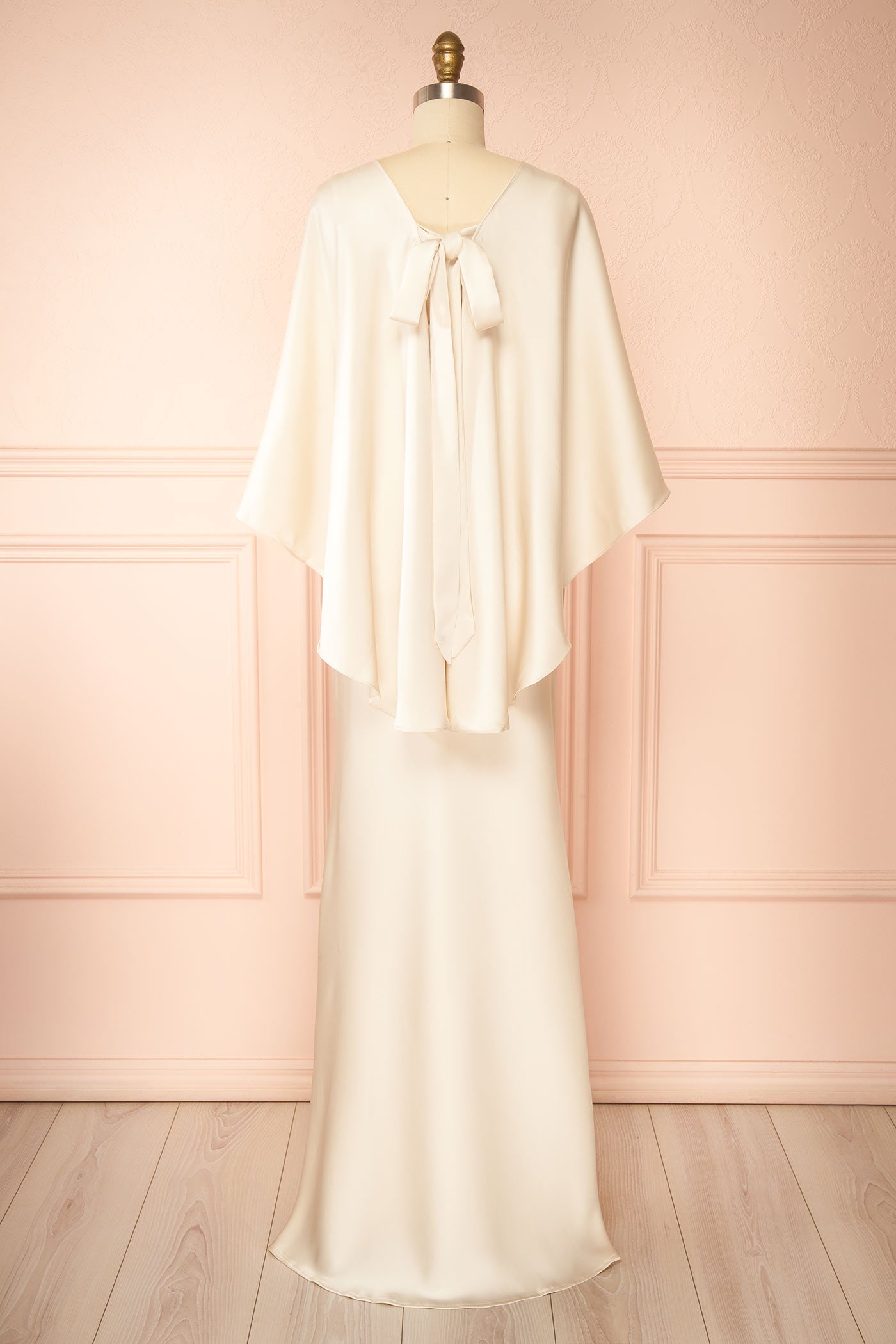 Wilder | Robe Maxi Sans Manches en Satin Ivoire avec Châle Assorti