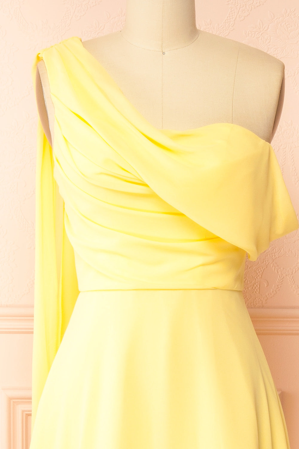 Zorua Jaune Pâle | Robe Maxi à une Épaule avec Manche Cape