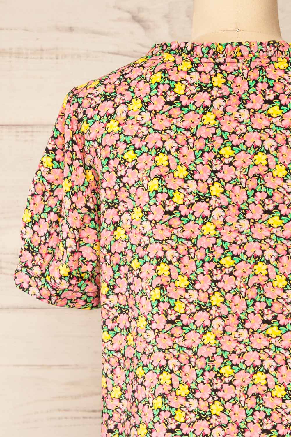 Anemokhori Floral V-Neck T-Shirt | La petite garçonne back close-up