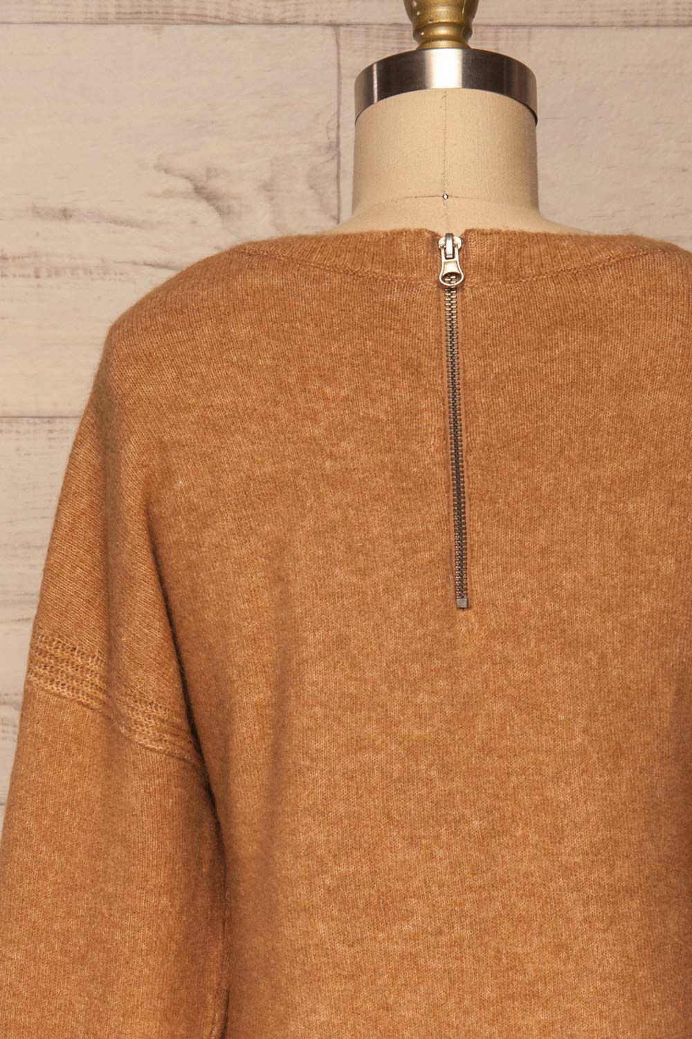Apeldoorn Sweater Dress | Robe Taupe back close up | La Petite Garçonne
