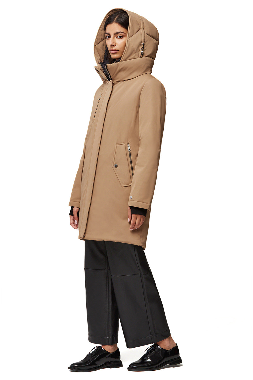 Bilena Beige Mid-Length Down Coat w/ Puffy Bib | La petite garçonne model