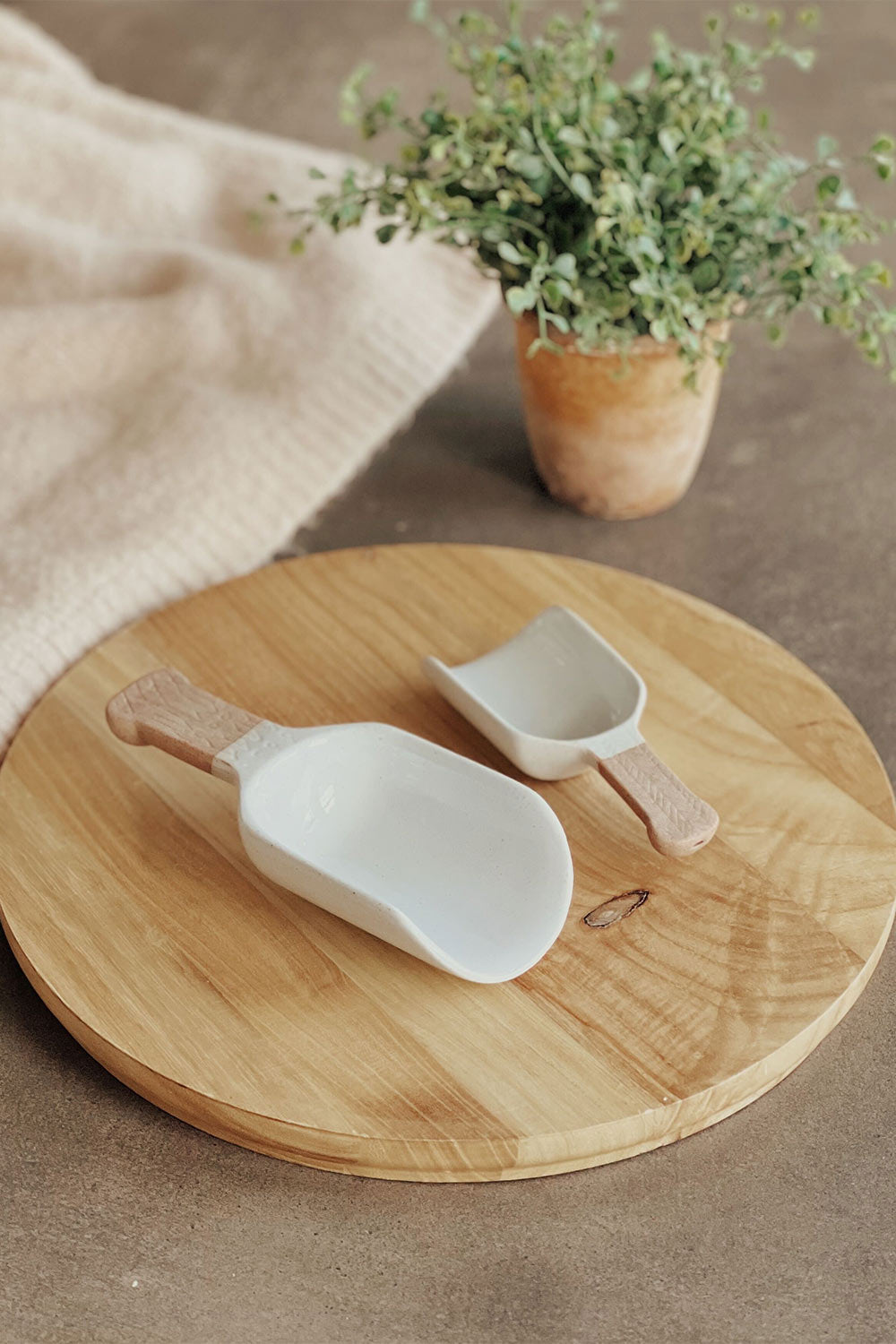 Bitonto Bicolor Ceramic Salt Scoop | Maison garçonne model
