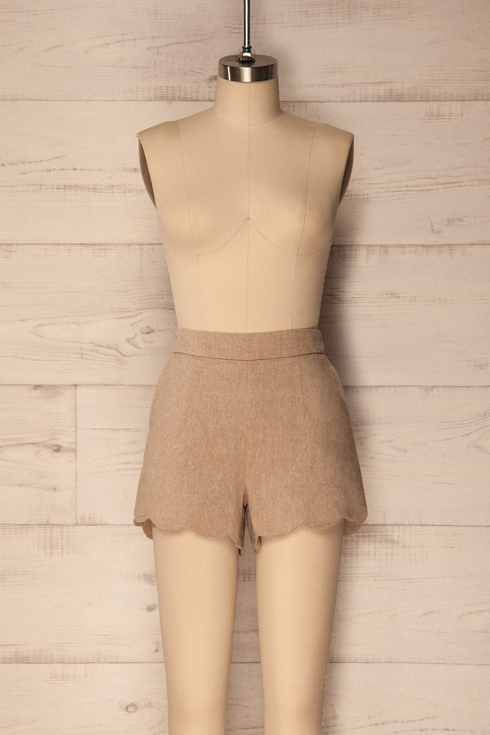 Cabril Sand Beige Shorts with Scallops | La Petite Garçonne