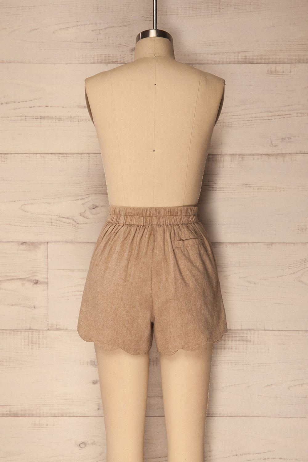 Cabril Sand Beige Shorts with Scallops | La Petite Garçonne