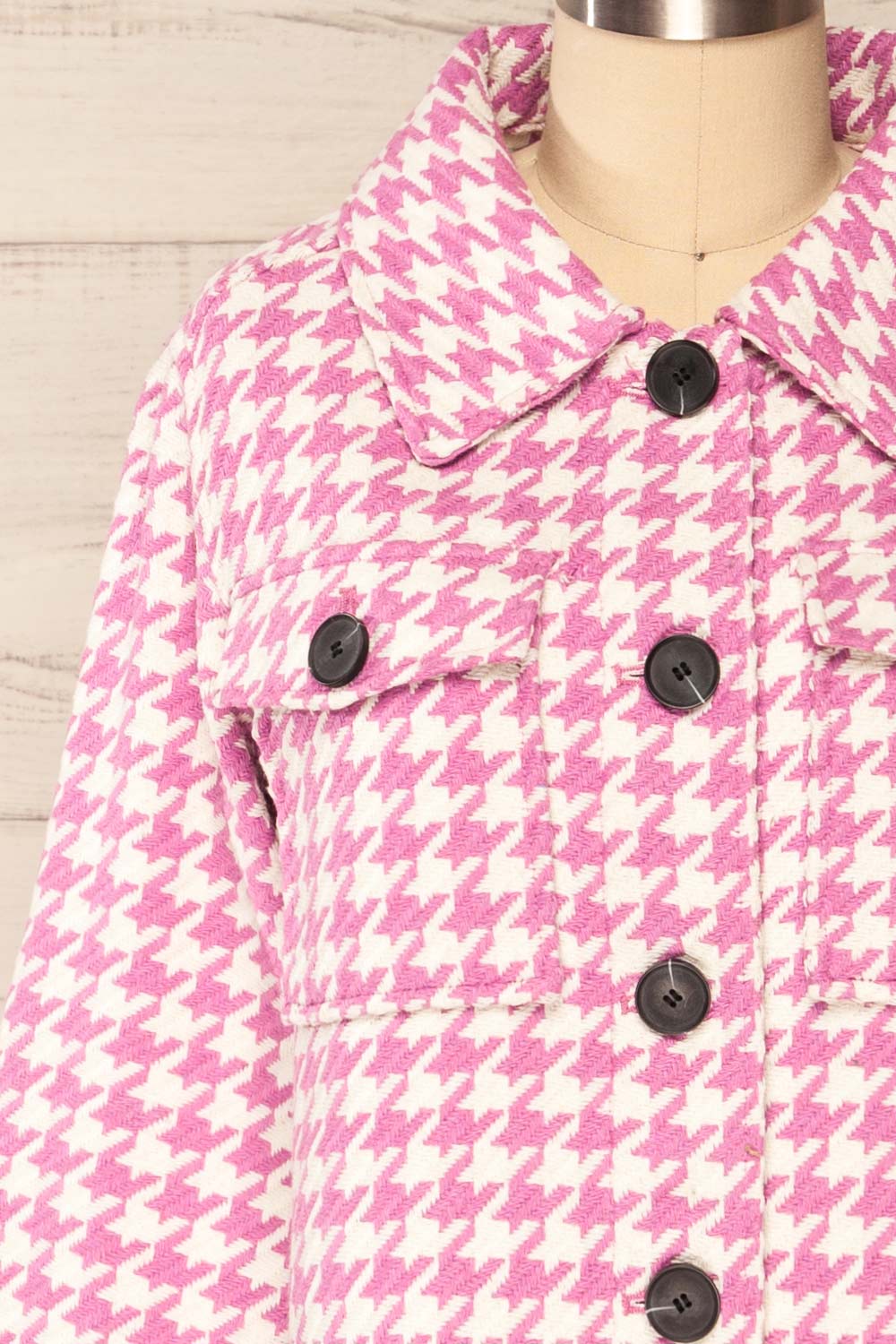 Caltagirone Cropped Pink Houndstooth Shacket | La petite garçonne front close-up