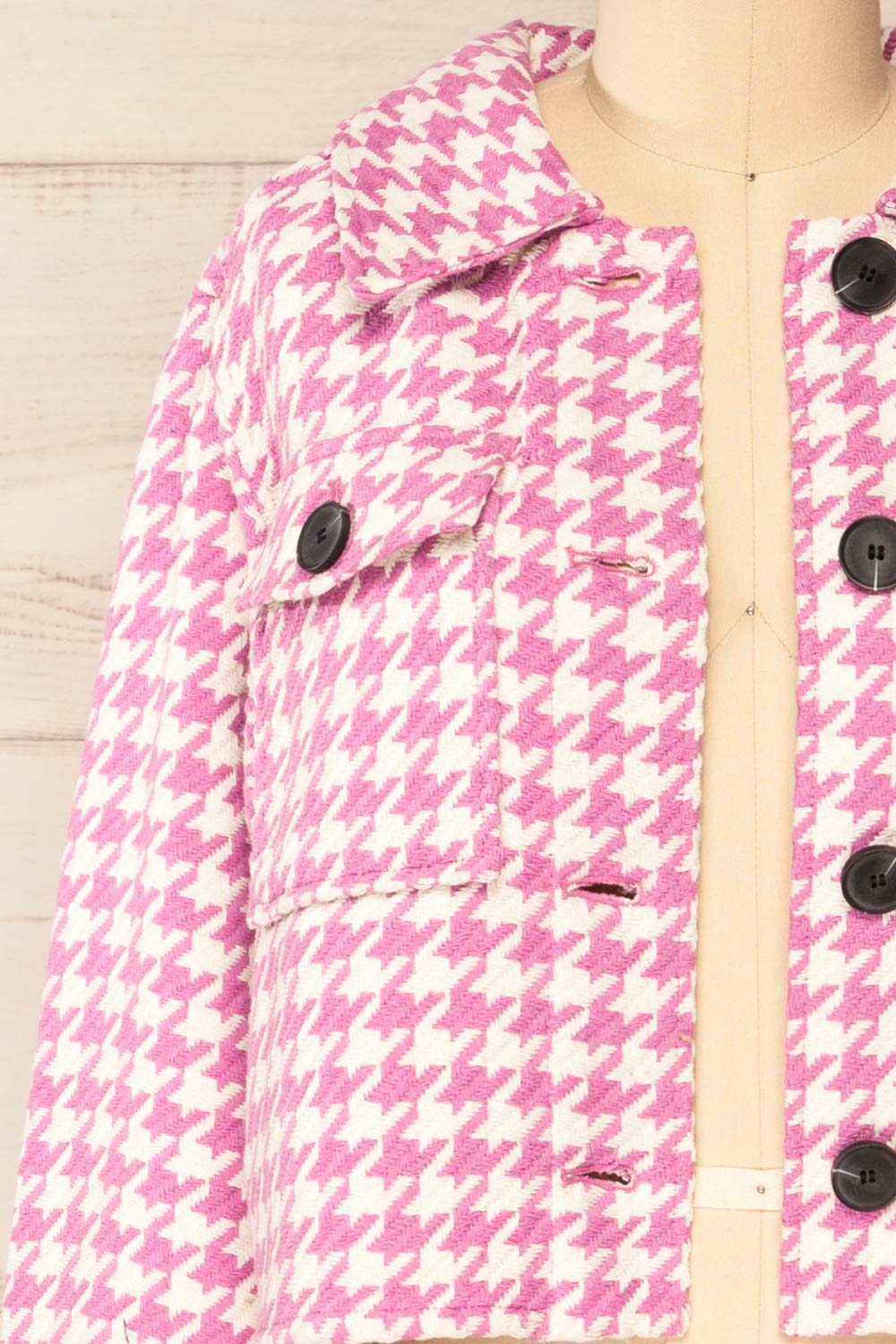 Caltagirone Cropped Pink Houndstooth Shacket | La petite garçonne open close-up
