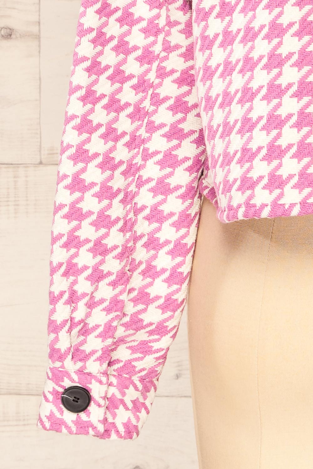 Caltagirone Cropped Pink Houndstooth Shacket | La petite garçonne sleeve close-up