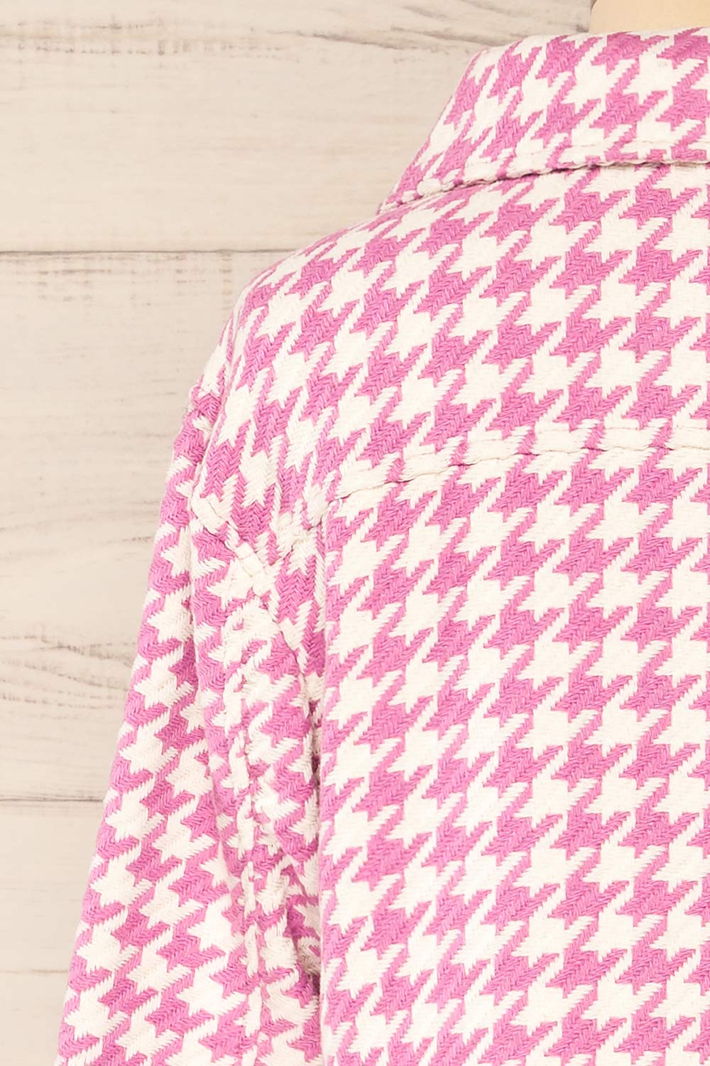 Caltagirone Cropped Pink Houndstooth Shacket | La petite garçonne back close-up