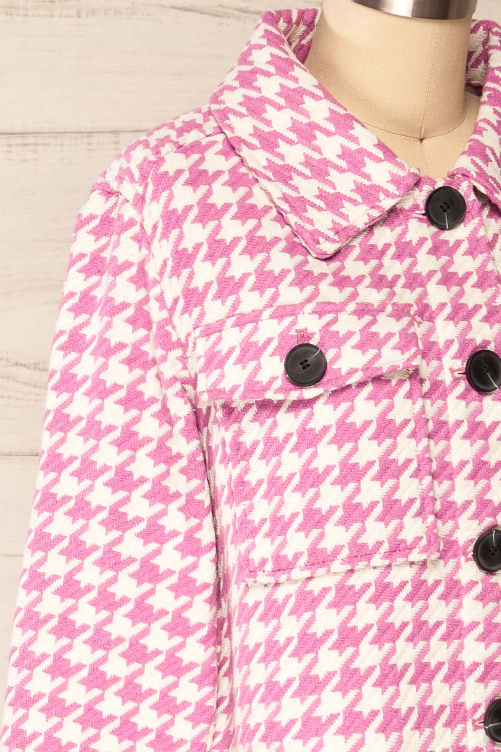 Caltagirone Cropped Pink Houndstooth Shacket | La petite garçonne side close-up