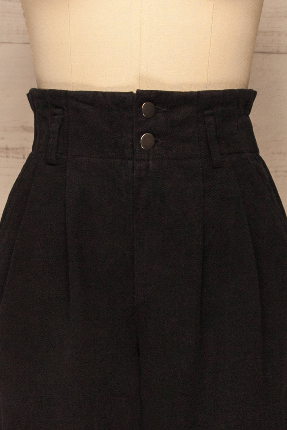 Capone Black High-Waisted Cropped Pants | La petite garçonne front close-up