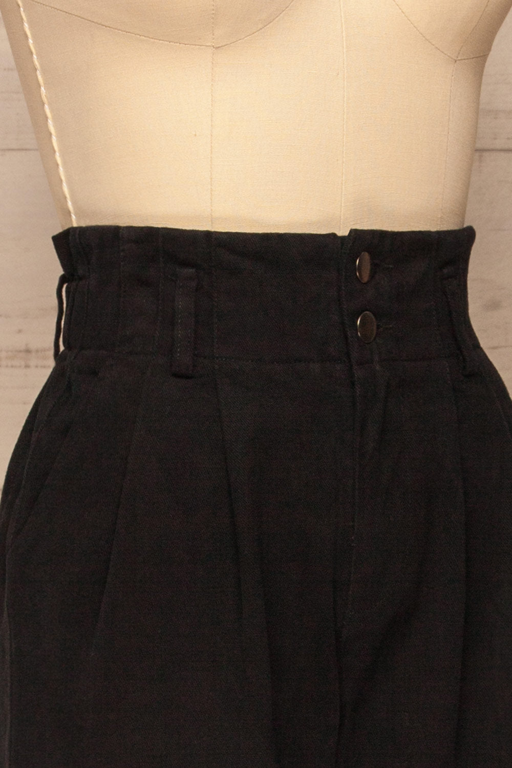Capone Black High-Waisted Cropped Pants | La petite garçonne side close-up