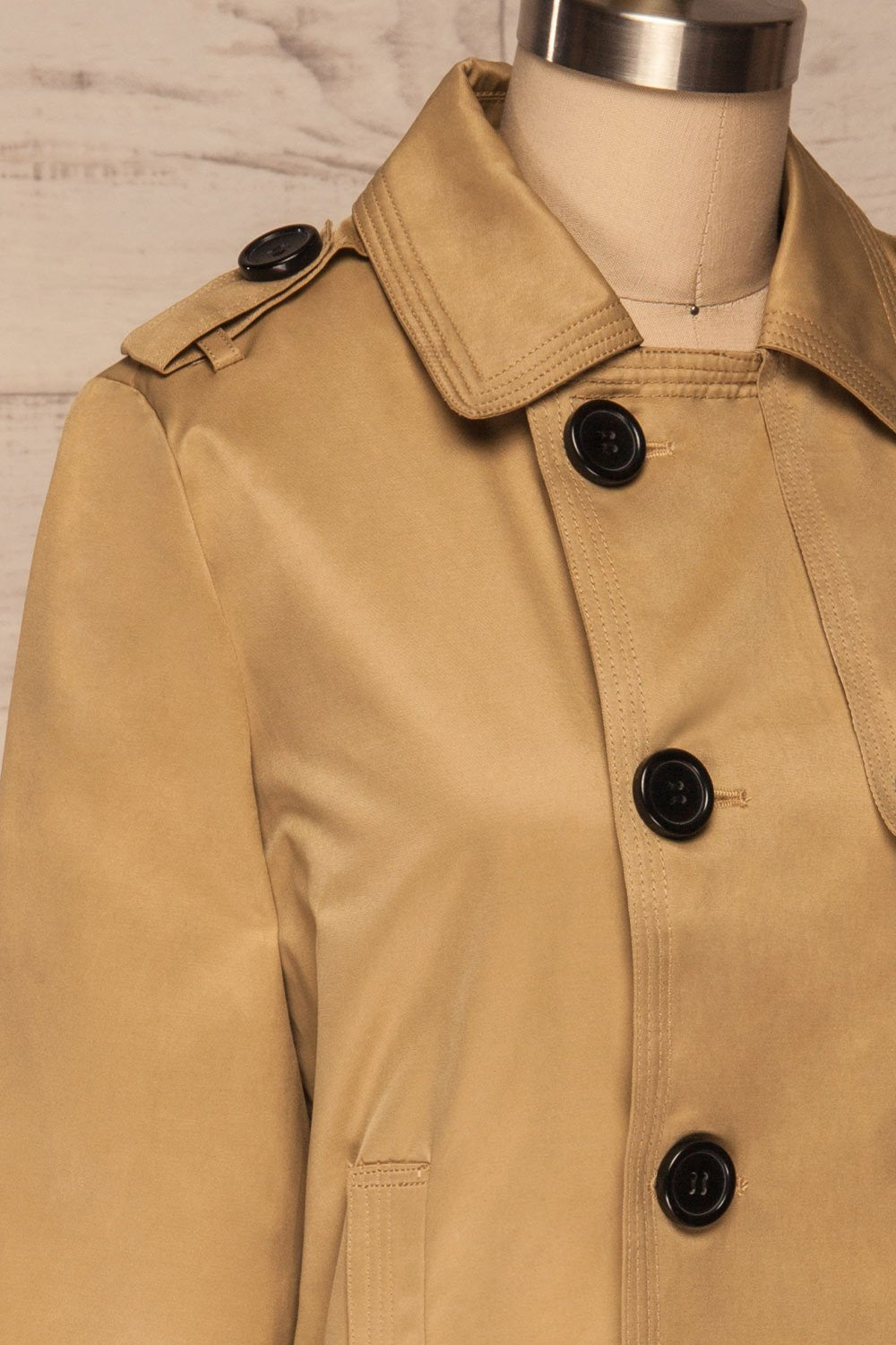 Capsol Light Khaki Short Trench Jacket side close up | La petite garçonne