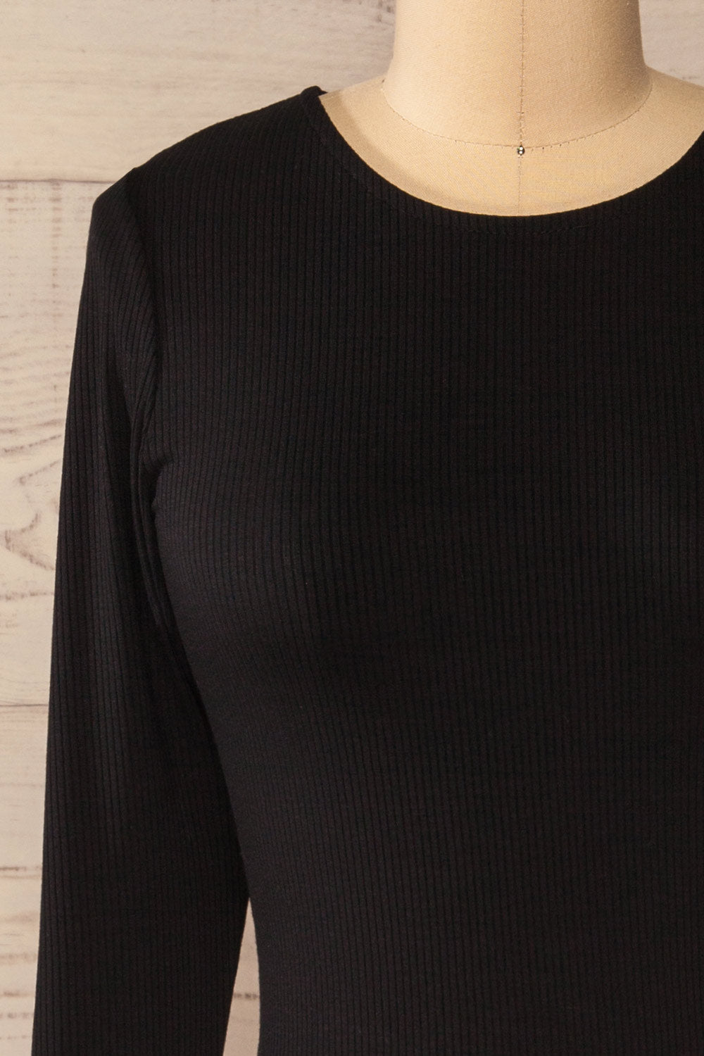 Clingen Black Ribbed Crop Top | La petite garçonne front close-up
