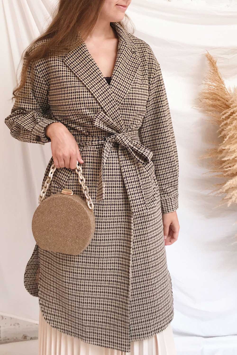 Londres Long Beige Houndstooth Coat | La petite garçonne on model