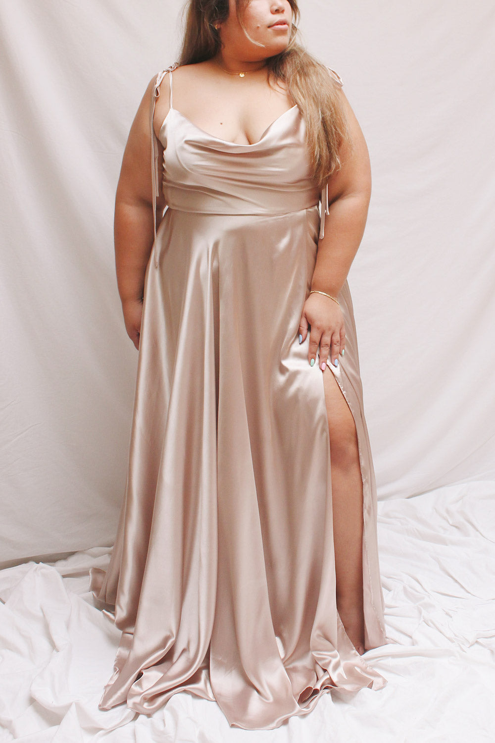 Moira Sable | Robe Maxi Satinée à Col Baveux