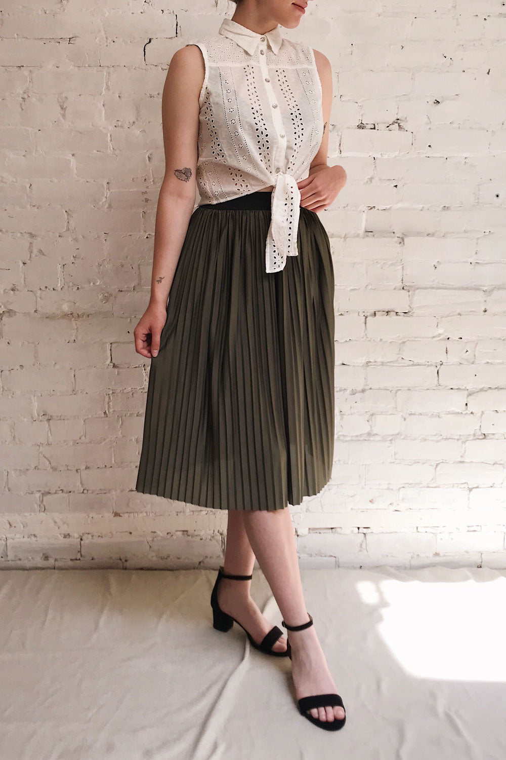 Gouves Green Pleated Midi Skirt | La petite garçonne on model