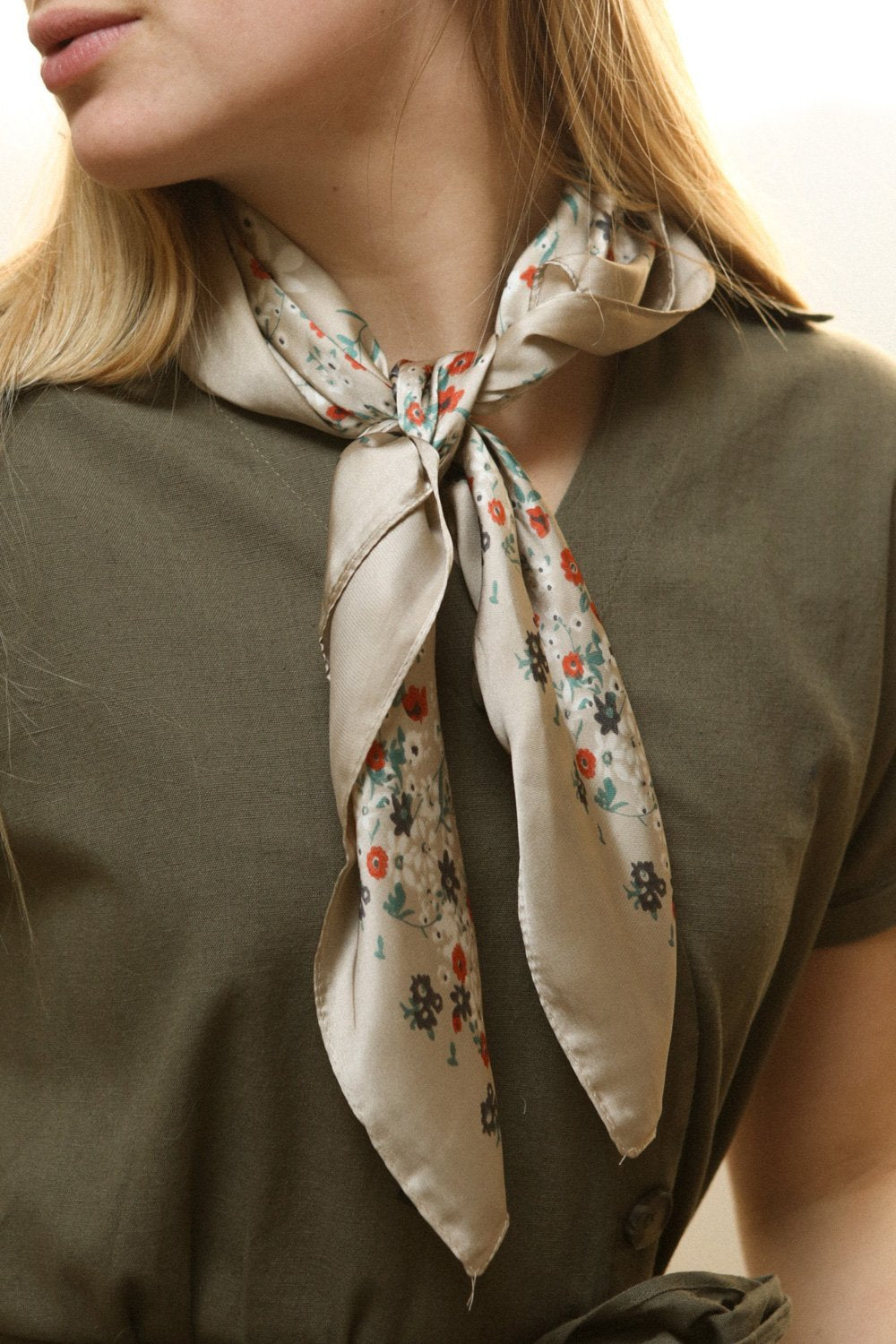 Éclat d'Été Gris | Foulard Floral Satiné