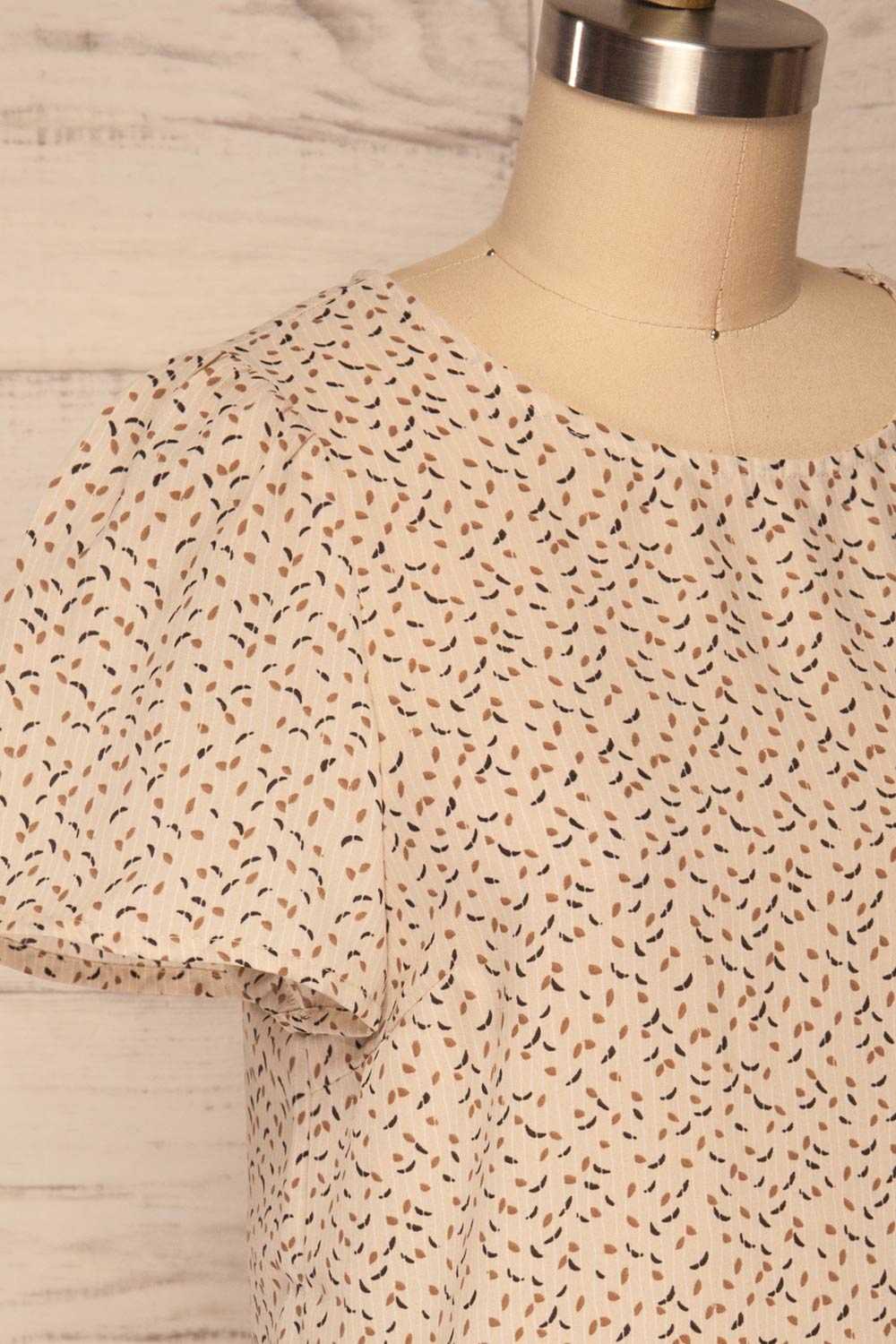 Eidstranda Beige Patterned Chiffon Top | La petite garçonne side close up