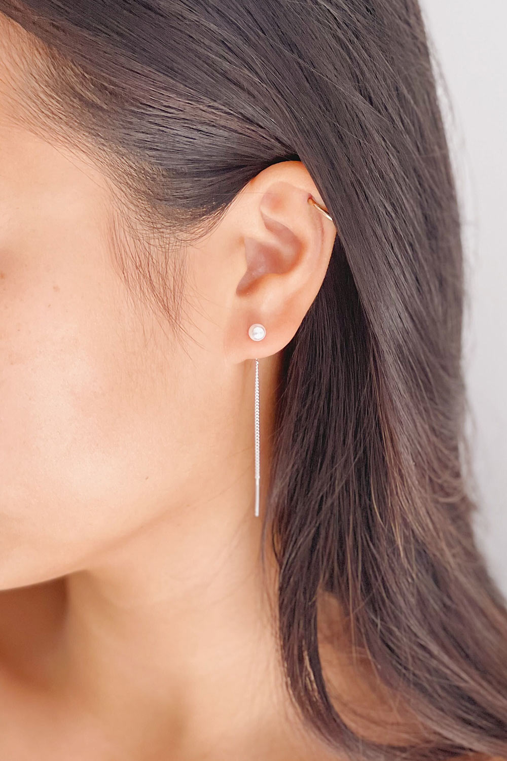 Elba Gold Thread Through Earrings w/ Pearl | La petite garçonne on model