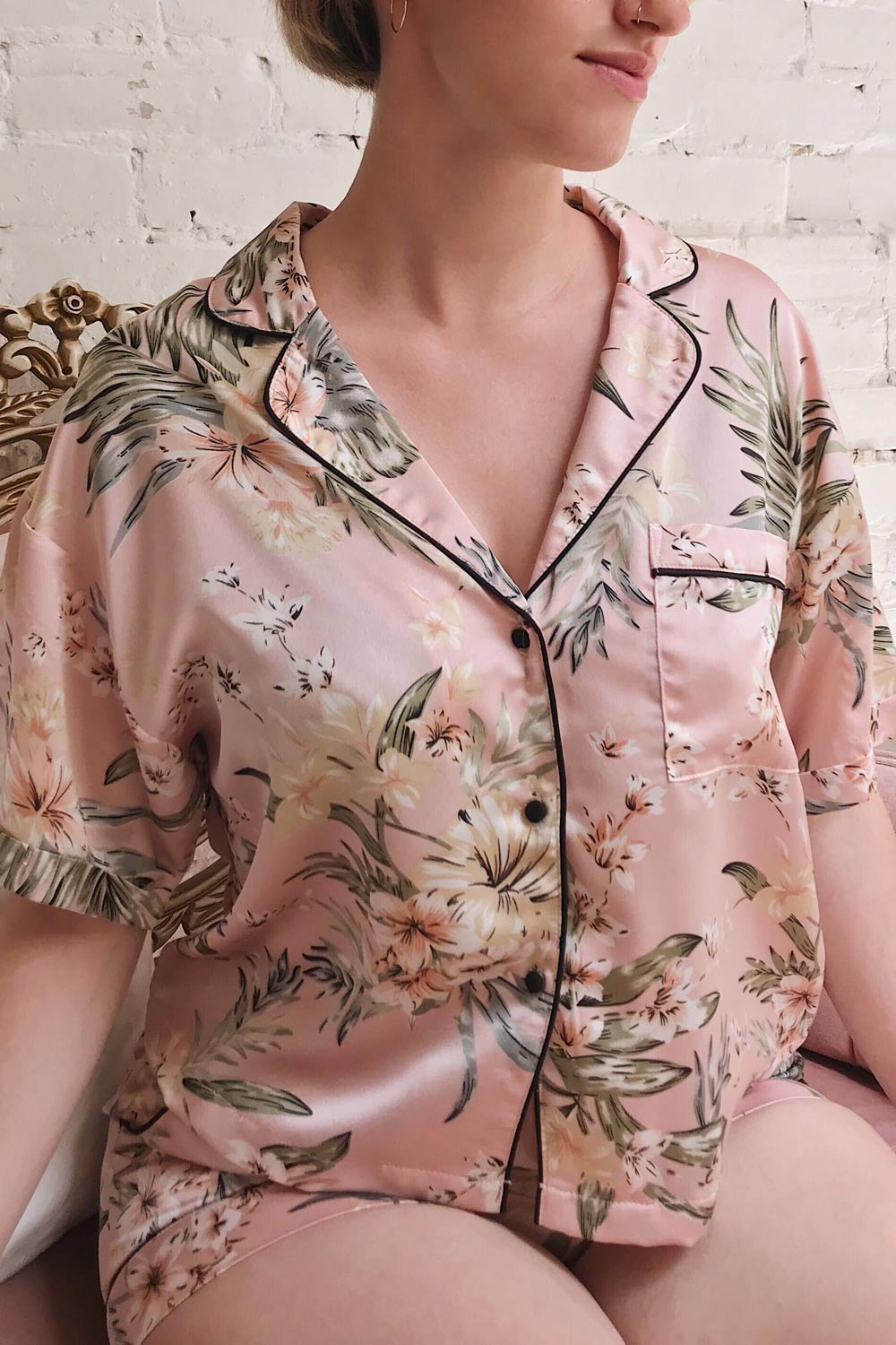 Ensemble Ixchel Pink Floral Print PJ Set | La petite garçonne model close up