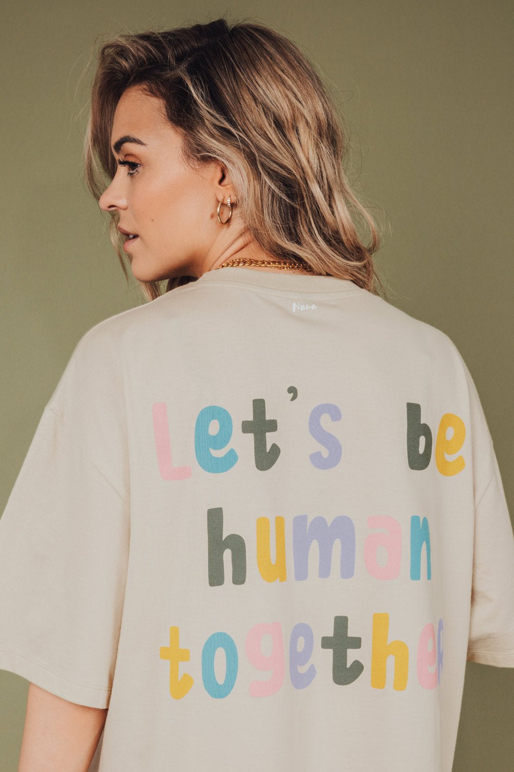 Geel Beige Printed T-Shirt Dress | La petite garçonne model back nana