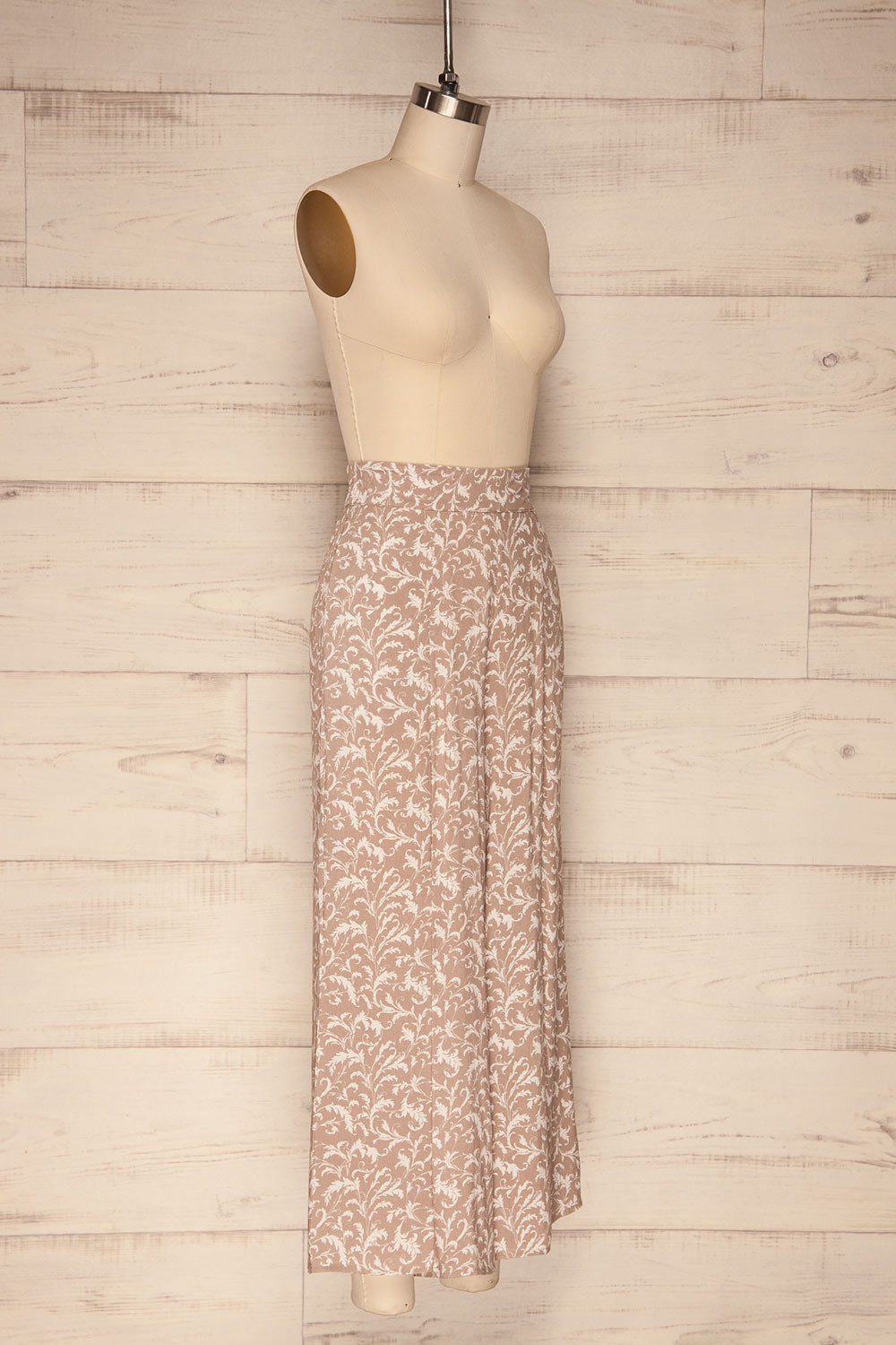 Gorowo Beige & White Wide Leg Cropped Pants | La Petite Garçonne side view