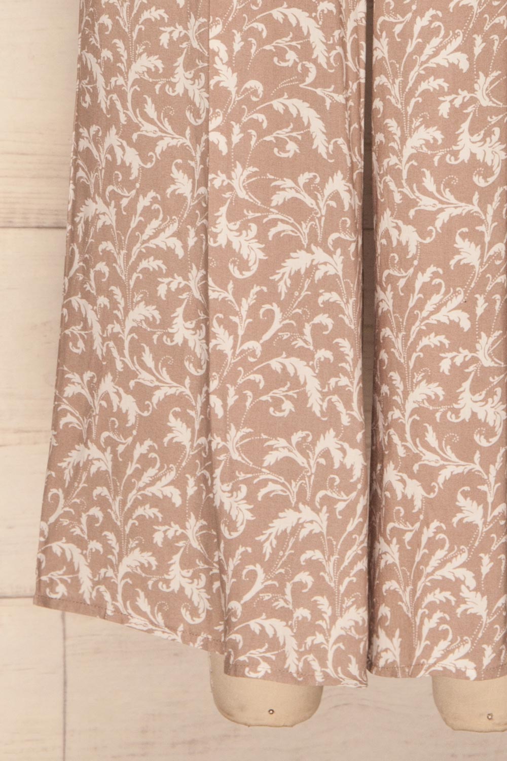 Gorowo Beige & White Wide Leg Cropped Pants | La Petite Garçonne bottom close-up